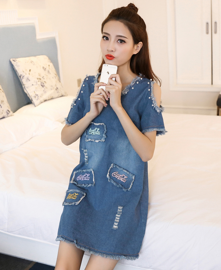 ĐẦM JEAN SUÔNG KHOÉT VAI THÊU CHỮ COCACOLA